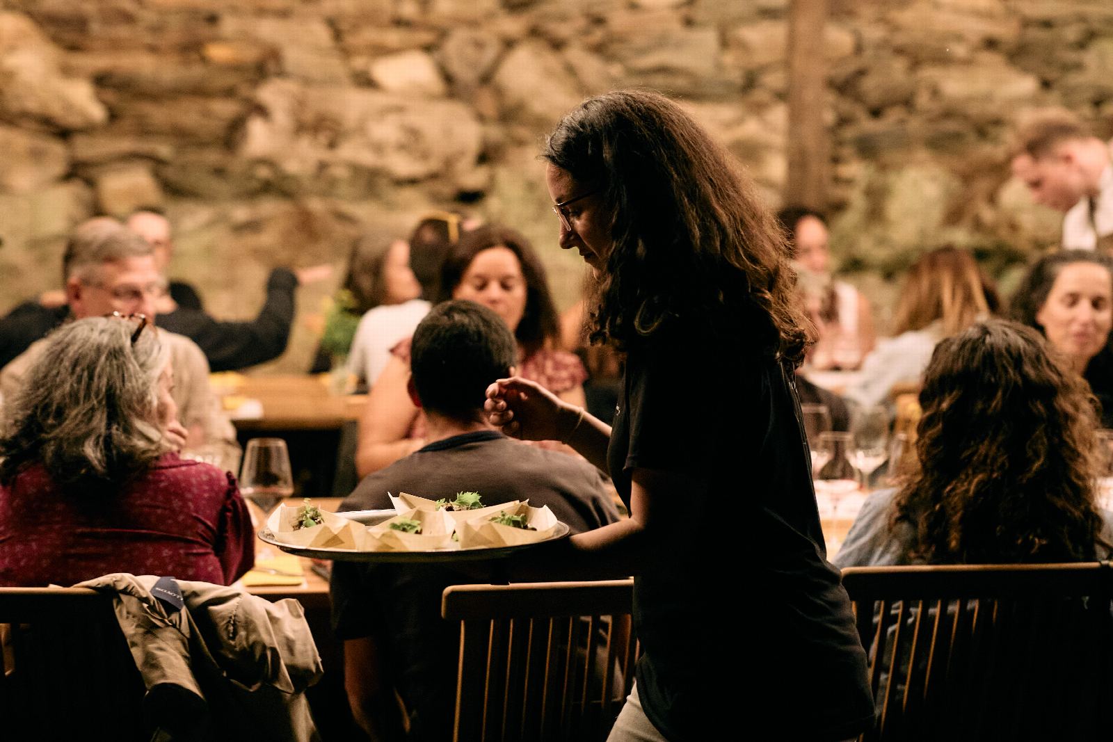 Unha persoa serve a mesa durante a cea