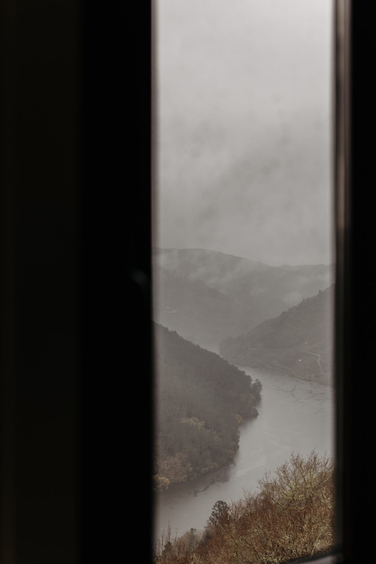Canón do río visto desde o marco escuro dunha xanela